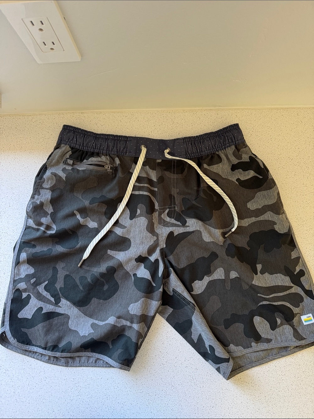 Vuori Men's Camo Performance Shorts - Black & Gray